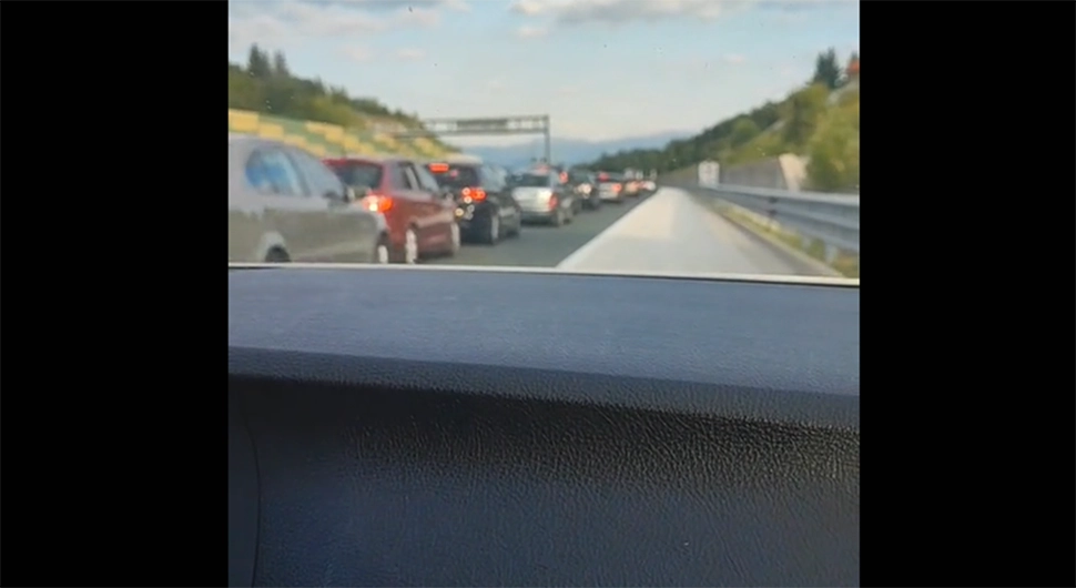BIJES NA DRUŠTVENIM MREŽAMA Srbin pokazao kako je zaobišao kolonu: "I sad misliš da si pametan?" (VIDEO)