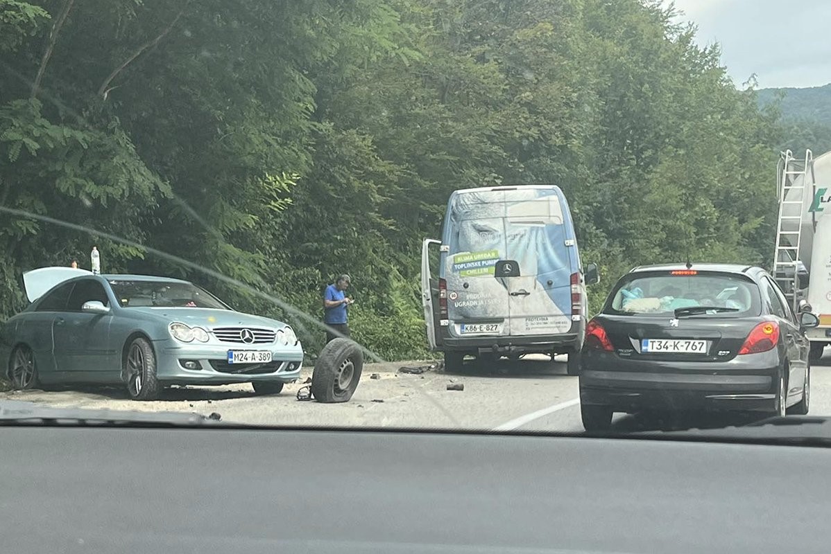 Sudar tri automobila i kombija u kanjonu Tijesno kod Banjaluke (FOTO)