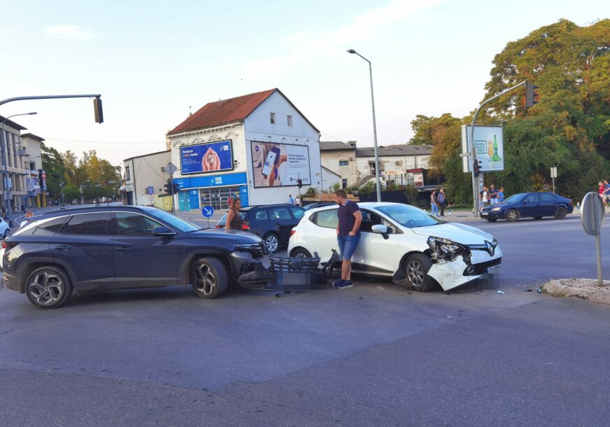Nezgoda u centru Banjaluke: Sudar dva vozila na veoma prometnoj raskrsnici (FOTO)