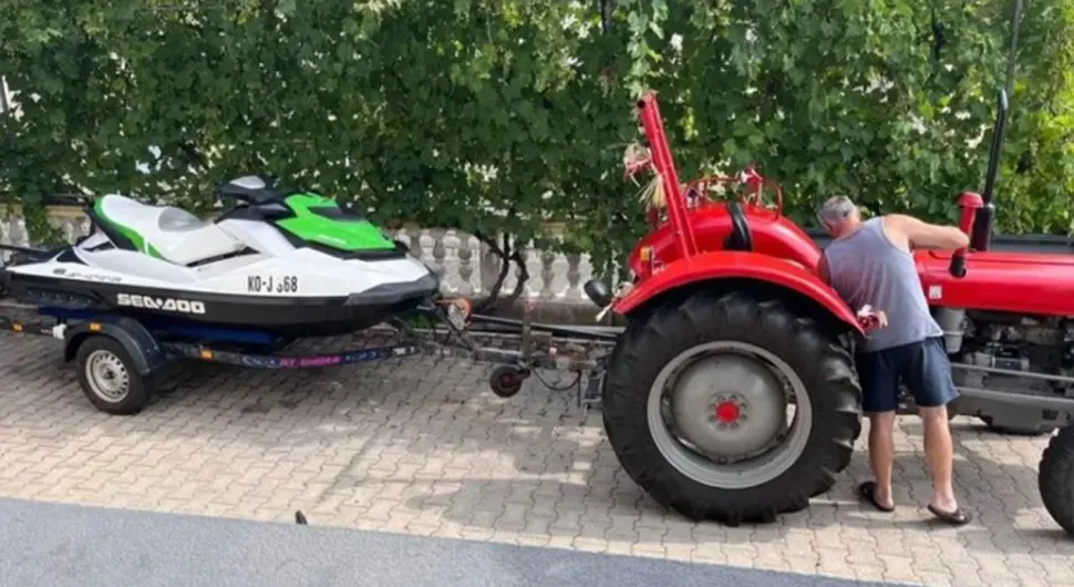 Traktorom došao na more kako bi zaradio koji dinar