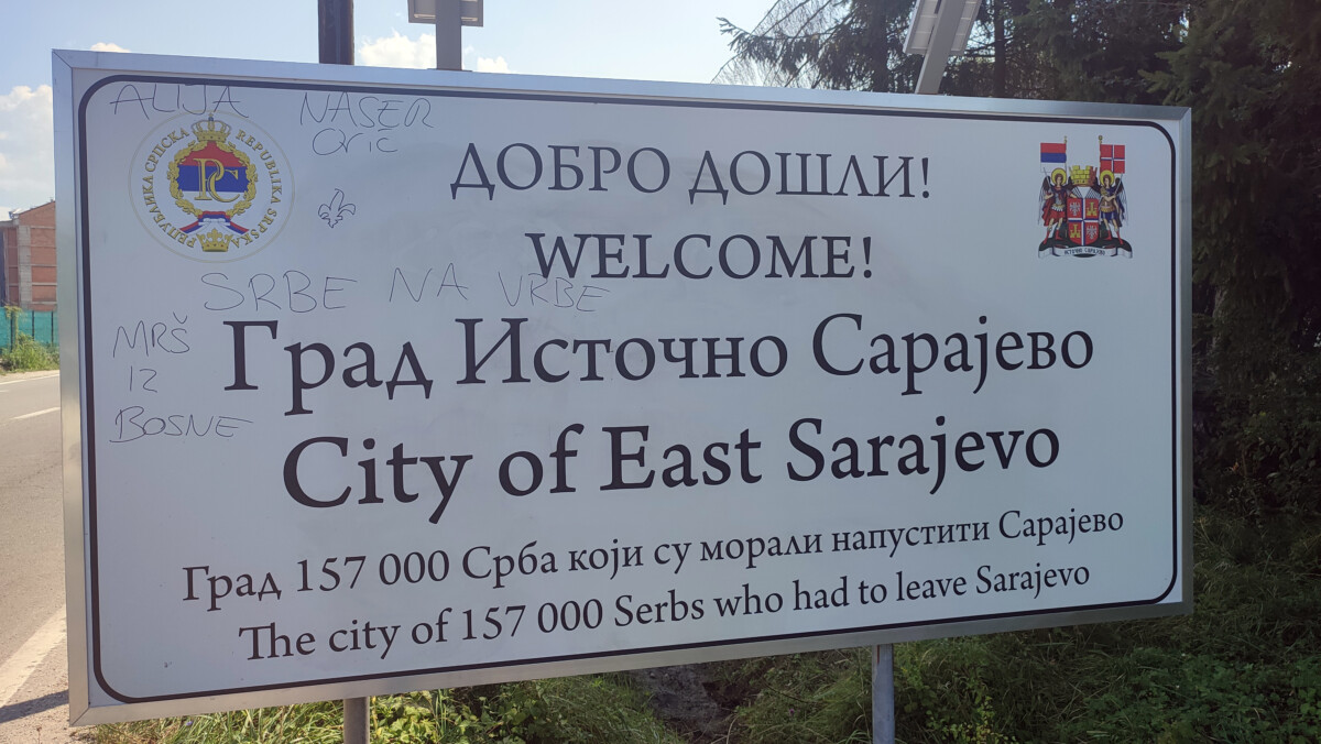 „M`RŠ IZ BOSNE“; „SRBE NA VRBE“; "ALAHU EKBER" Jezive prijetnje Srbima osvanule na ulazu u Istočno Sarajevo (FOTO)