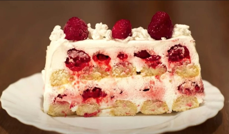 TORTA KOJA SE NE PEČE Red piškota, red šlaga, red malina i za 20 minuta gotova poslastica!