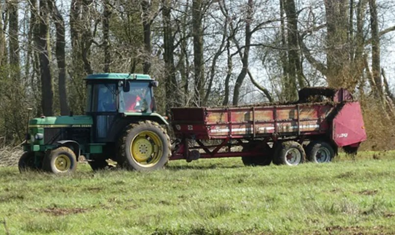 NESREĆA KOD GRADAČCA Prevrnuo se traktor, sedam osoba prevezeno na UKC