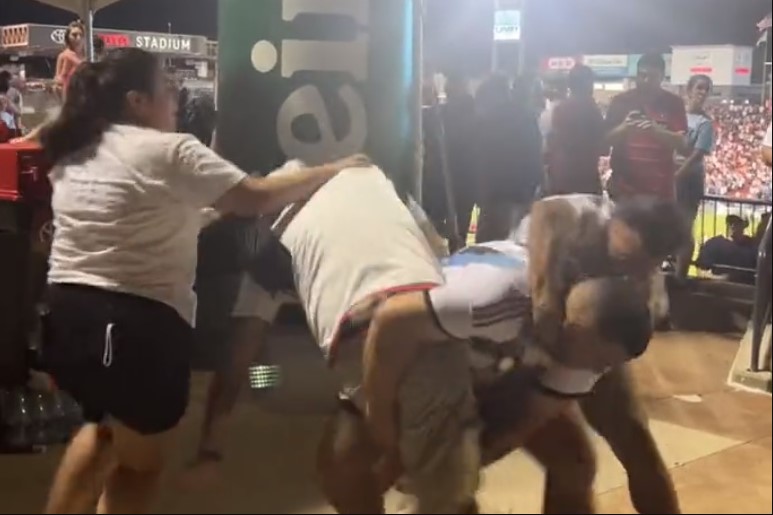 HAOS U SAD ZBOG MESIJA Izbila tuča navijača nasred stadiona, jedan prebio dvojicu Amerikanaca (VIDEO)