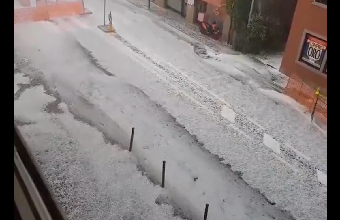NEVRIJEME SE SRUČILO I NA ITALIJU Led sve zabijelio kao da je pao snijeg (VIDEO)