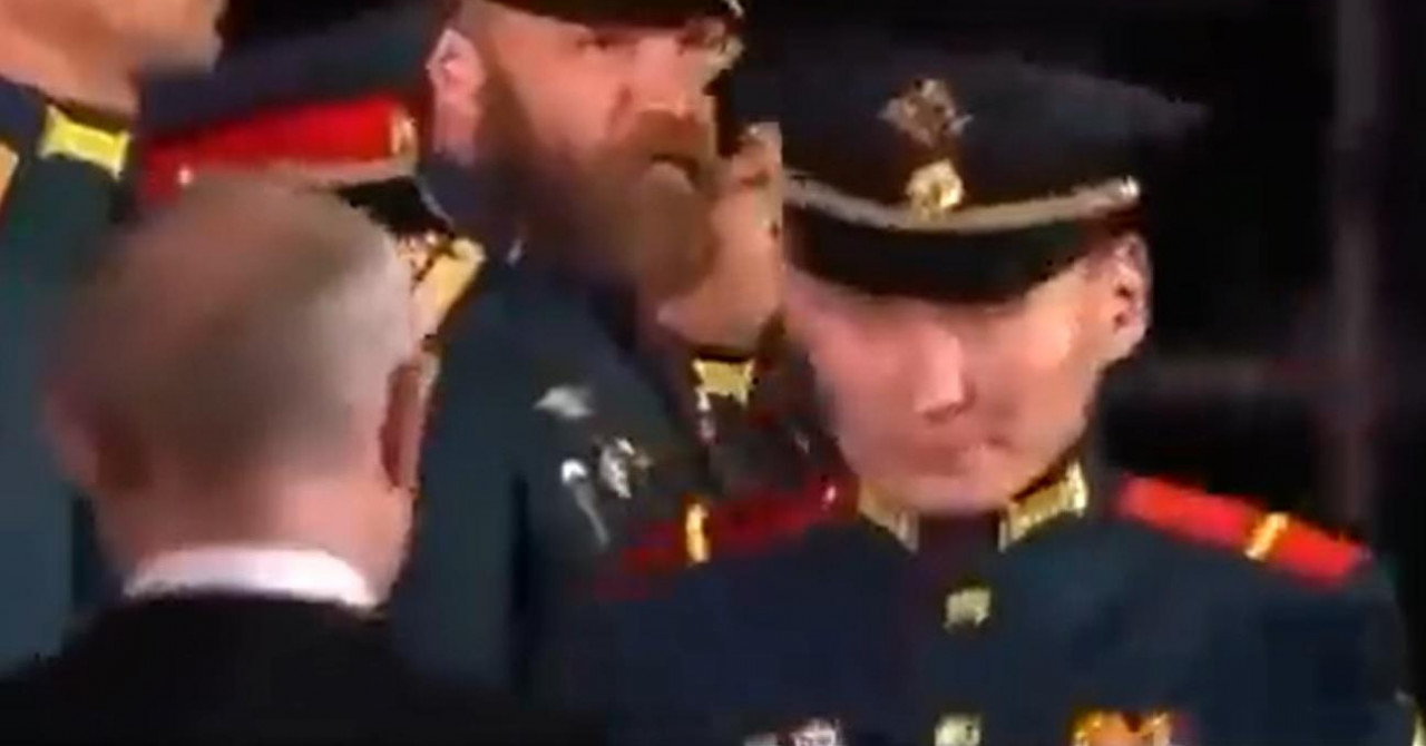 MREŽAMA SE ŠIRI BIZARAN VIDEO "Pogledajte ovo, Putinov dvojnik odlikuje Putinovog dvojnika"