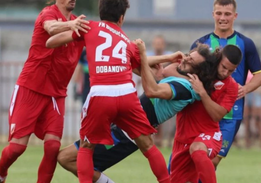 "TO JE TAJ SEOSKI MENTALITET" Opšti haos i tuča srpskih fudbalera, sijevale pesnice na sve strane (VIDEO/FOTO)