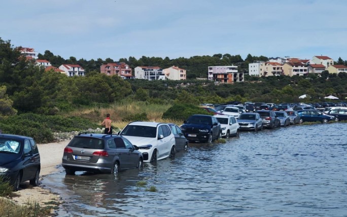 Parkirali tik uz more, plima potopila auta (FOTO)