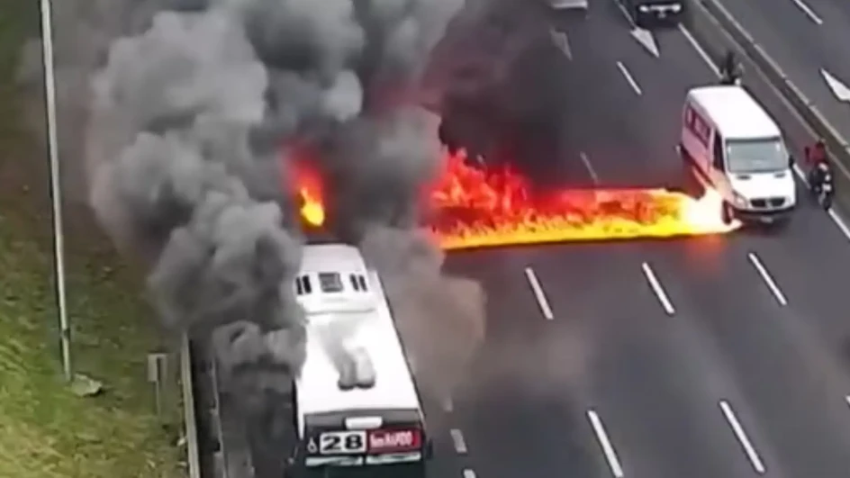 Autobus se zapalio na auto-putu, putnici panično bježali