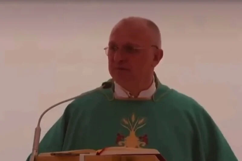 SKANDALOZAN GOVOR FRATRA U VINKOVCIMA Od migranata traži da se odreknu svog Boga da bi dobili hranu (VIDEO)
