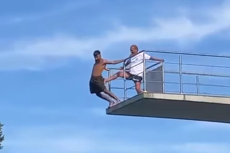 INCIDENT U AUSTRIJI Spasilac na bazenu nogom gurnuo muškarca sa skakaonice, pao sa deset metara (VIDEO)