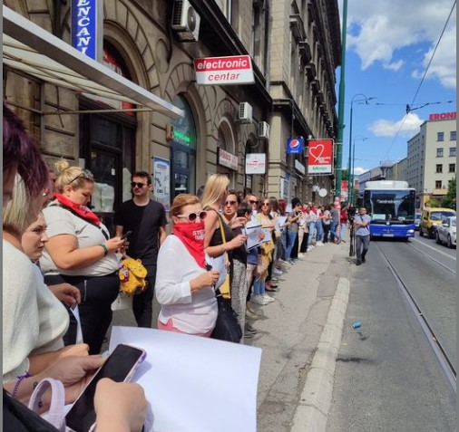 PROTESTI U SARAJEVU I MOSTARU ZBOG JEZIVOG UBISTVA U GRADAČCU: "Ubijena je jer je prijavila nasilje, ubijena je jer se bojala" (FOTO)