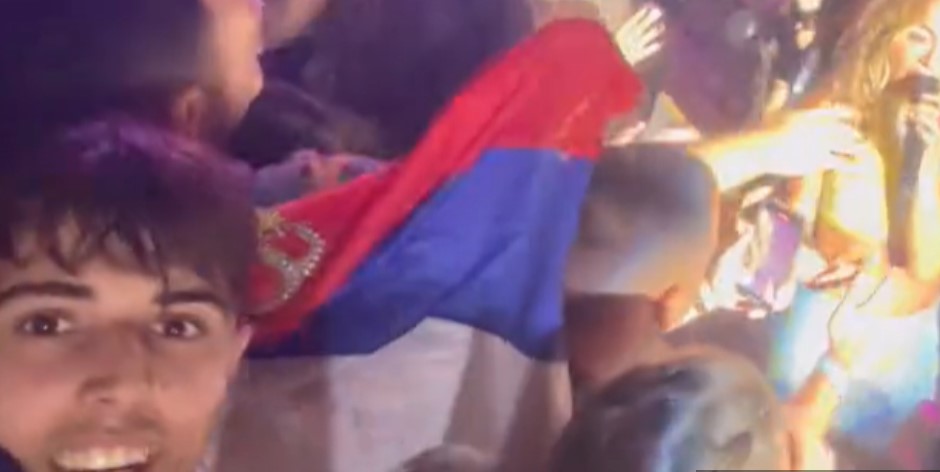 OVO JE MOMAK KOJI JE RITI ORI DAO SRPSKU ZASTAVU Pjevačica se ogrnula trobojkom, a on vrisnuo od sreće: Pogledajte kako je to izgledalo (VIDEO, FOTO)