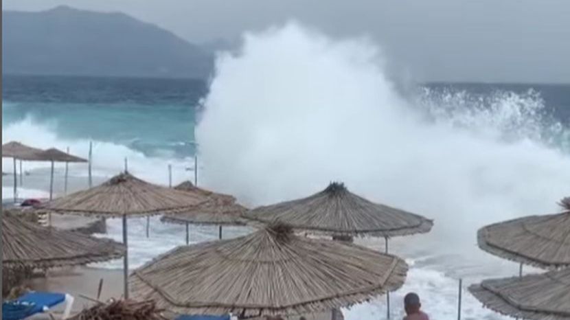 "DA LI SU OVI LJUDI NORMALNI?!" Usred nevremena u Crnoj Gori ušli u more da se kupaju (VIDEO)