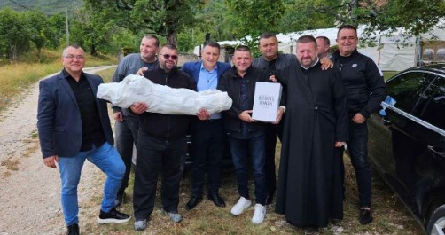 VLADO ĐAJIĆ I BAJA MALI KNINDŽA U SRCU KRAJINE Imali su poseban razlog da dođu, a evo šta je doktor ponio kao milošte (FOTO)