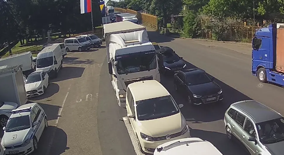 NAORUŽAJTE SE STRPLJENJEM Pojačan saobraćaj na prelazima Gradiška i Velika Kladuša