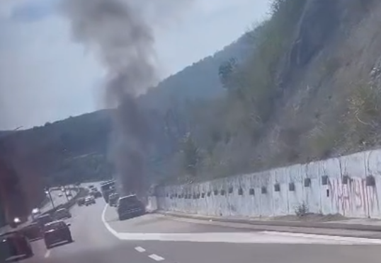 Zapalio se automobil: Plamen zahvatio prednji dio vozila (VIDEO)