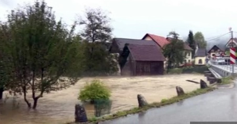 HRVATI U PROBLEMU Očekuje se vrhunac talasa iz Slovenije, voda stigla do kuća