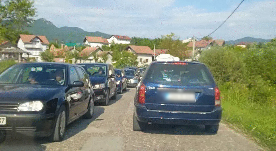 SAOBRAĆAJNI KOLAPS Sudar u Kozarcu, stvorile se velike gužve u saobraćaju