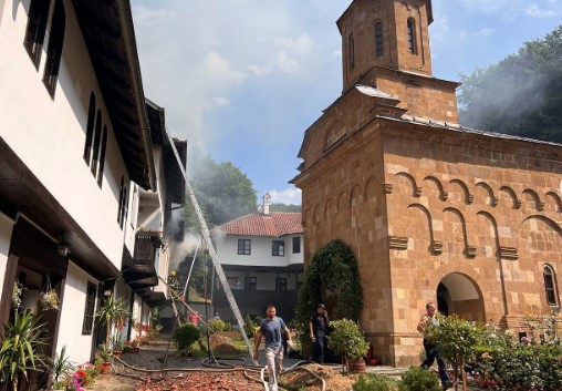Gori manastir u Srbiji, monahinje mole da dobrovoljci pomognu vatrogascima (FOTO/VIDEO)