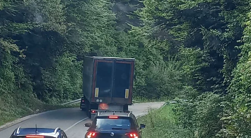 VOZAČI, OPREZ! Šleper se popriječio na putu na Manjači