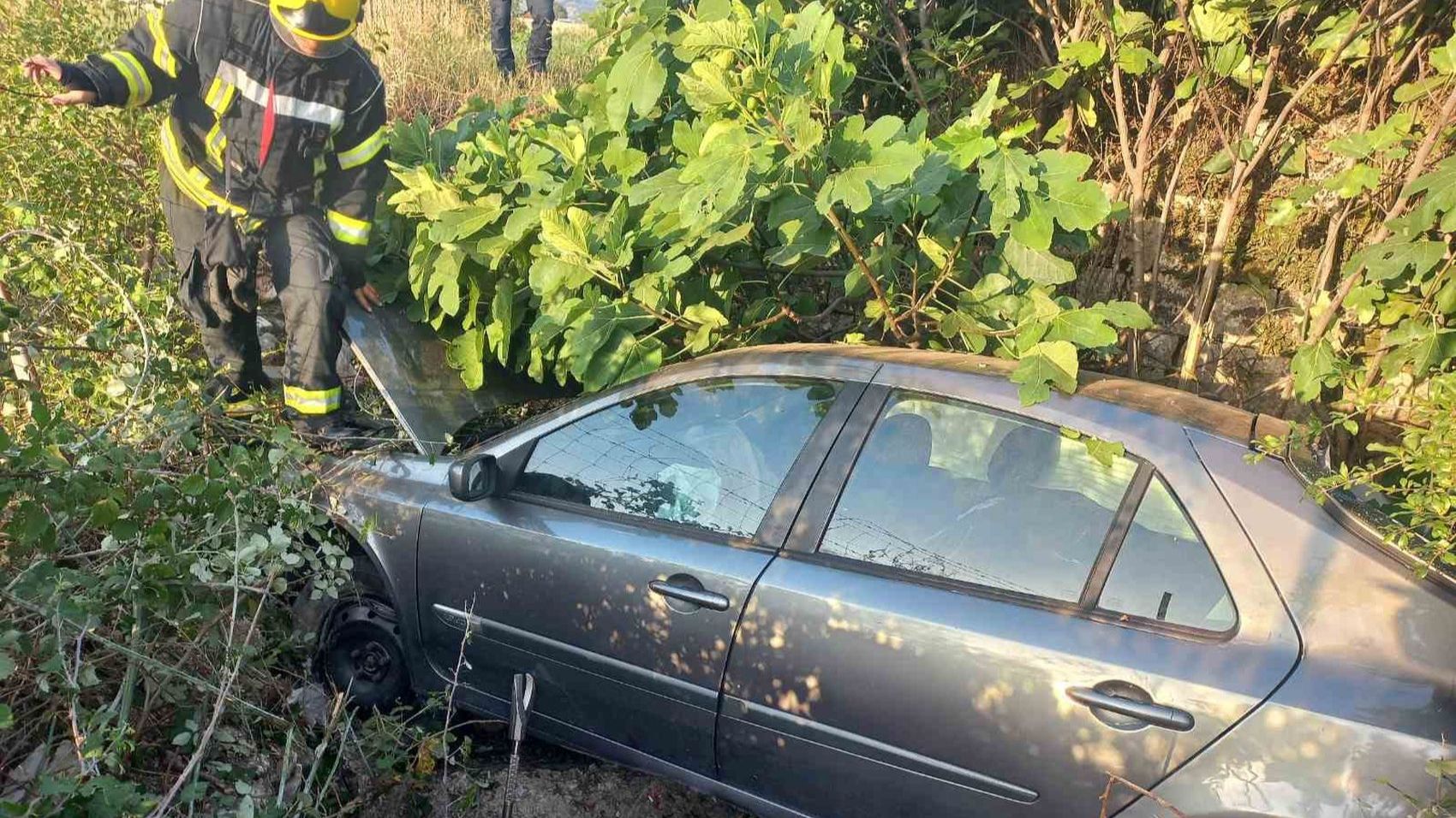 Teška nesreća kod Mostara: Automobil sletio sa puta, dvije osobe povrijeđene