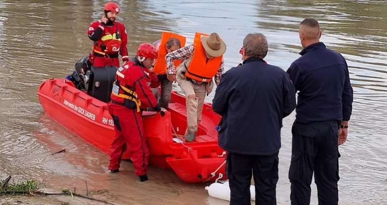 Spašene dvije osobe iz odvodnog kanala Sava-Odra: Pokušale se autom probiti kroz vodu