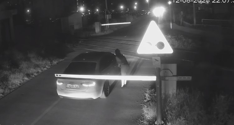 VOZ PROŠAO TIK PORED NJIH Neodgovorno ponašanje dvije djevojke na putnom prelazu "Incel 1" (VIDEO)