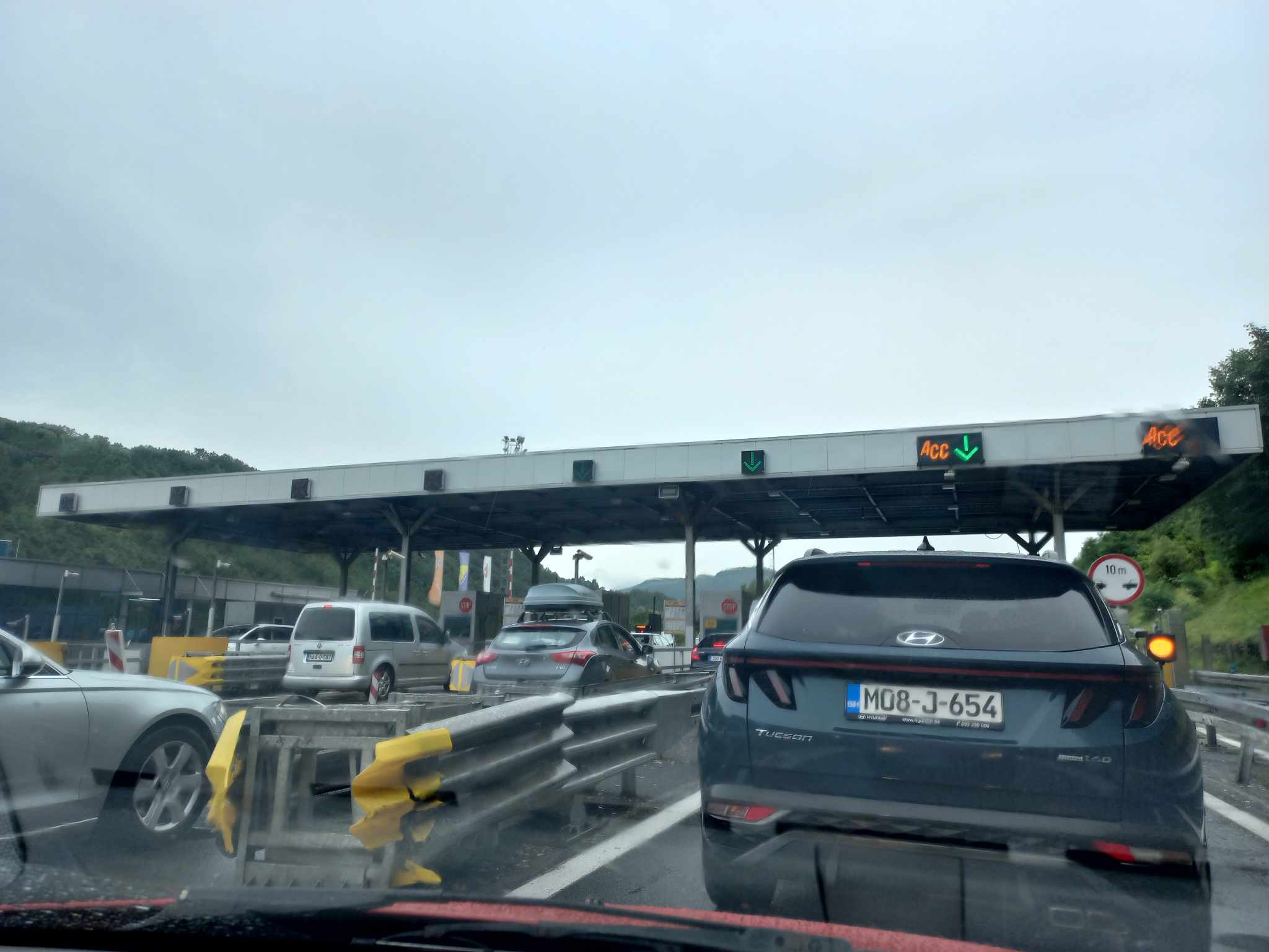 STANJE NA PUTEVIMA Ponegdje mogući odroni i magla: Na Manjači i danas obustava saobraćaja zbog bojevog gađanja