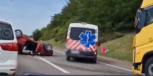 Teška saobraćajna nesreća: Automobil završio na krovu, djevojka ispala iz njega