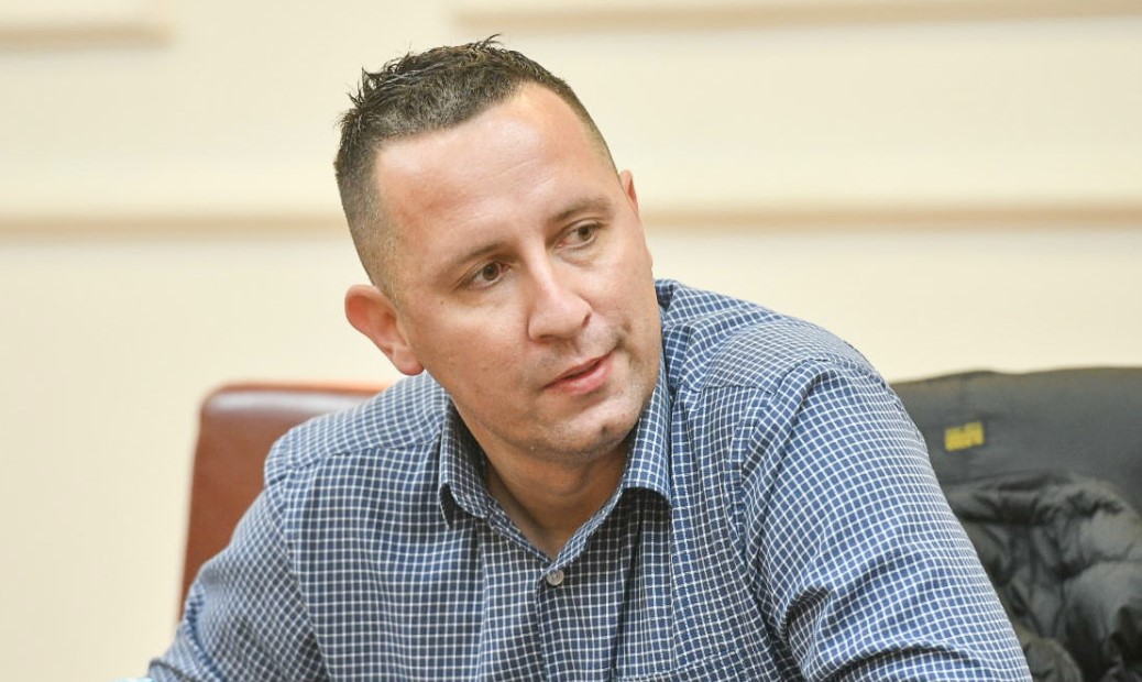 POTROŠILI SU PARE NA GLUPOSTI, PA DIŽU CIJENE PARKINGA Odbornik Saša Lazić ogorčen: Samo se steže omča oko vrata ovom narodu!