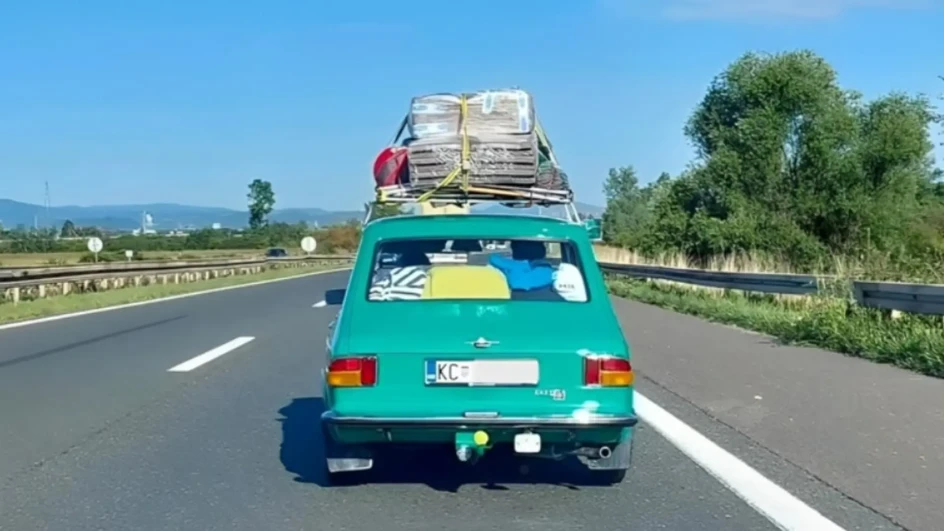 NOSTALGIJA NA JEDNOJ FOTOGRAFIJI Na autocesti za Jadran snimio Stojadina nakrcanog stvarima za ljetovanje