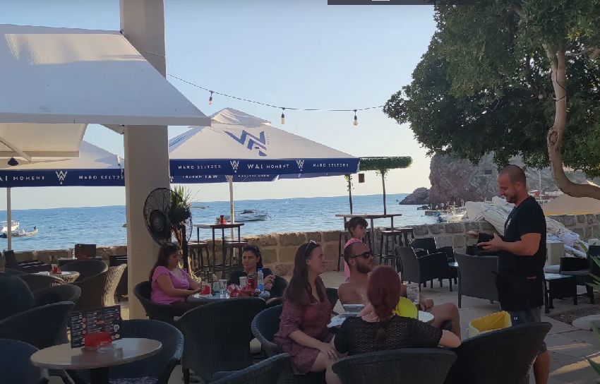Godinama važi za najjeftinije ljetovalište u Crnoj Gori, a kakve su zapravo cijene ove sezone u Sutomoru?