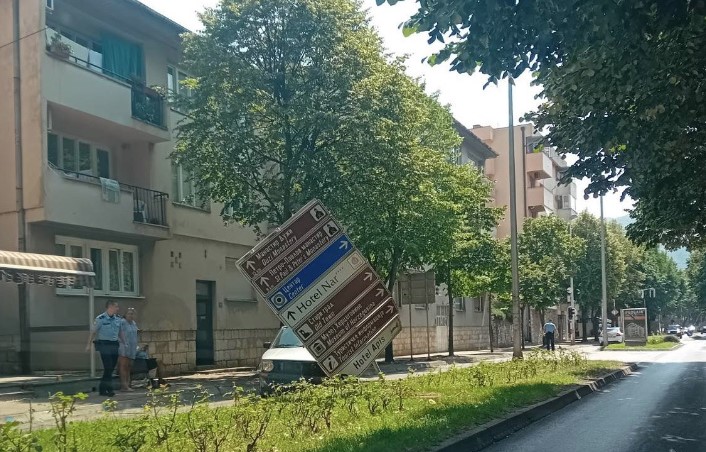 SAOBRAĆAJKA U CENTRU TREBINJA U sudaru golfa i sitroena oštećen turistički znak