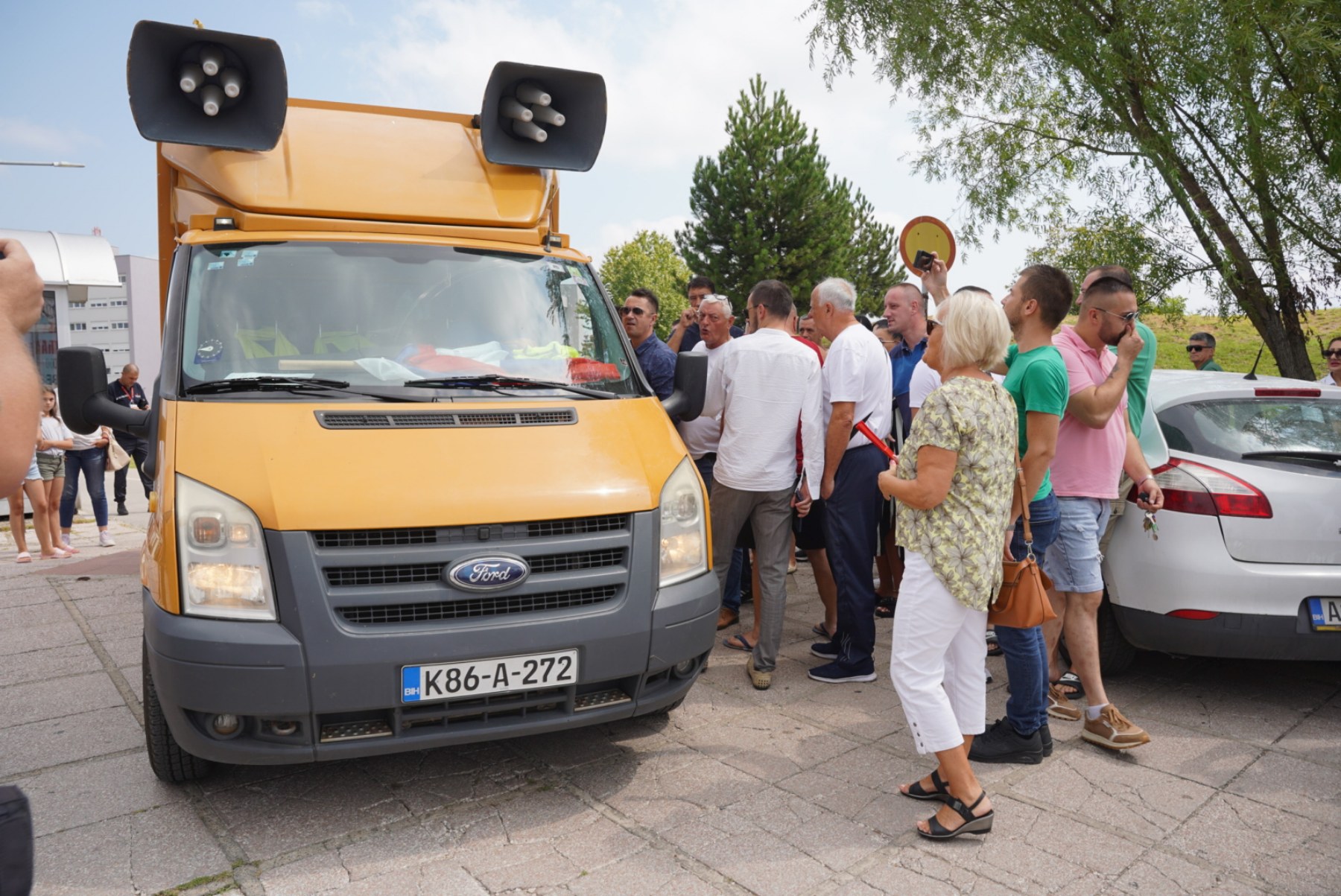 ŠOU ISPRED UKC RS Draško održava konferenciju za novinare, Đajić pušta muziku (FOTO/VIDEO)