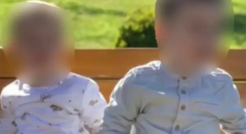 TRAGEDIJA Majka bacila sinove kroz prozor: Vladimiru (2) nije bilo spasa, Gabrijelu (3) se bore za život (FOTO)