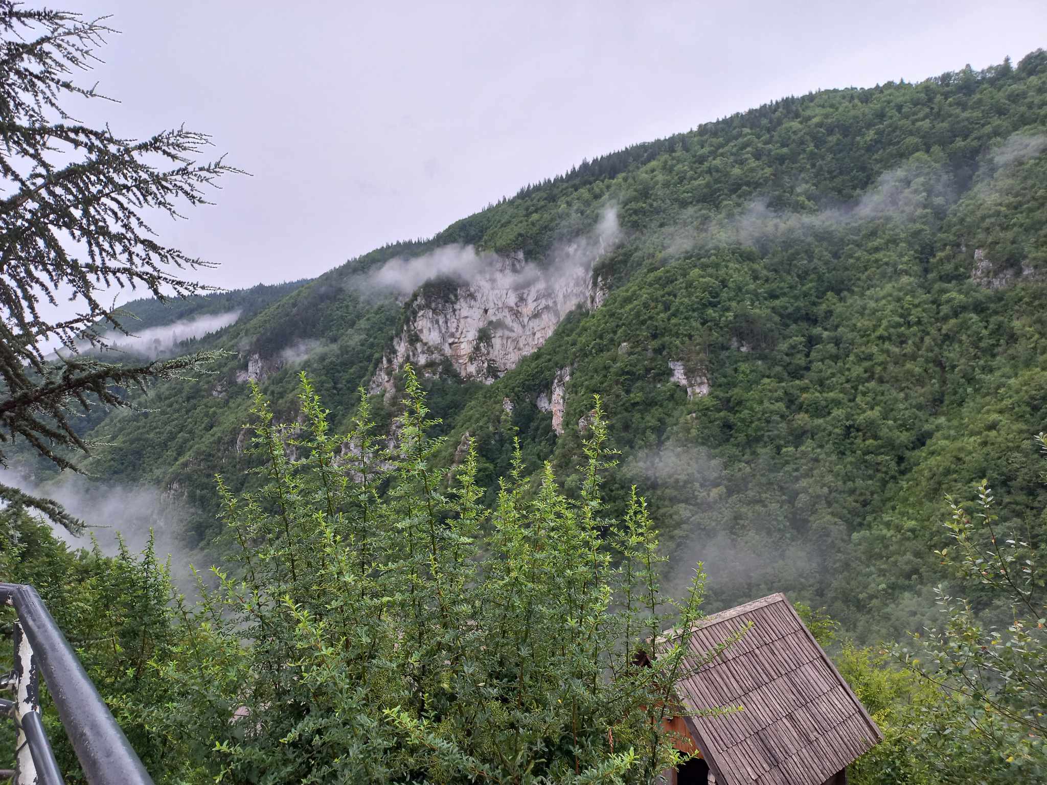 VREMENSKA PROGNOZA U nedjelju umjereno do pretežno oblačno, popodne kiša