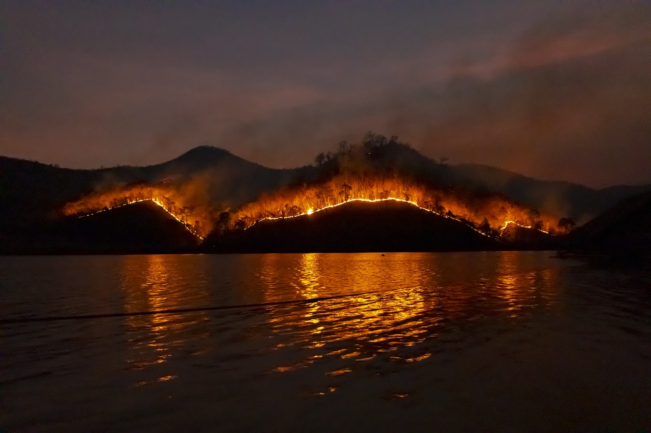 VATRENA STIHIJA JOŠ NE JENJAVA Grčki vatrogasci peti dan u borbi protiv požara