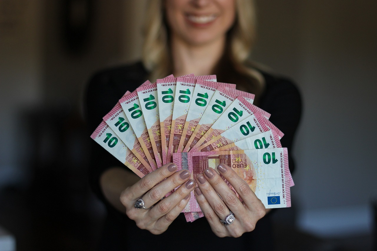 FINANSIJSKI HOROSKOP ZA PROLJEĆE 2024. GODINE Pogledajte kome stižu dobici, a od koga će novac bježati