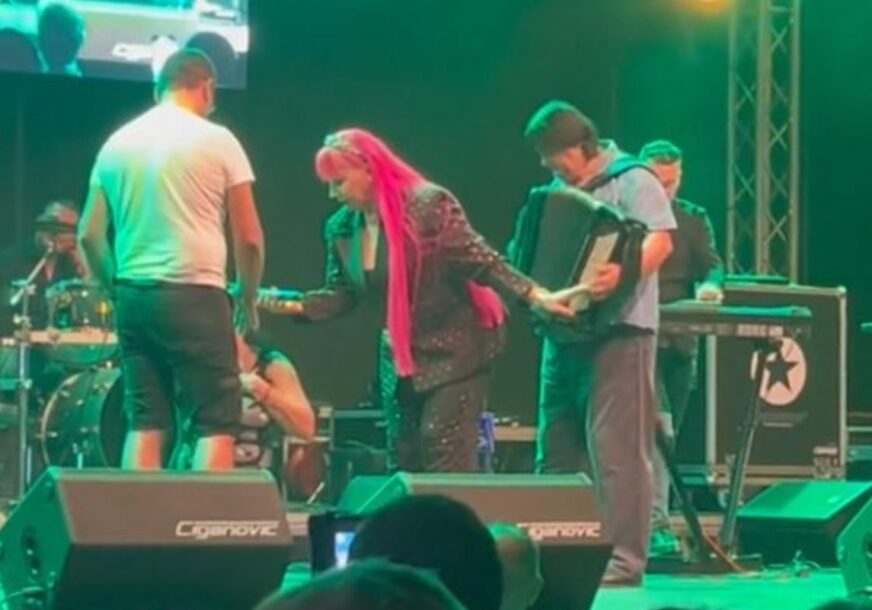 Filmska scena na koncertu Zorice Brunclik: Djevojka kleknula, pa zaprosila dečka (VIDEO)