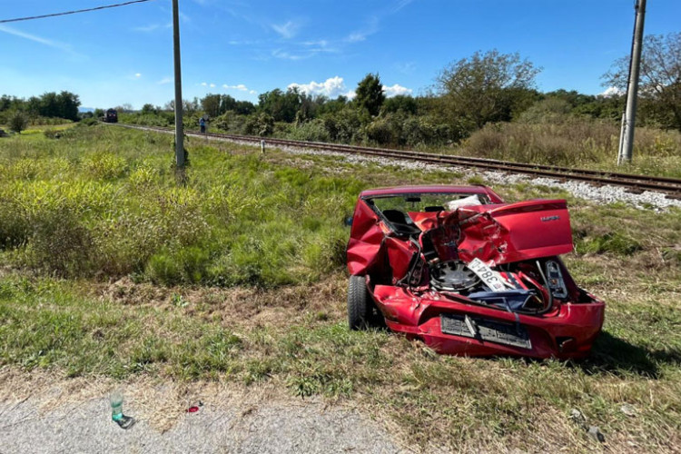 UŽAS U HRVATSKOJ Djevojka nije stala na znak STOP, voz joj smrskao auto (FOTO)