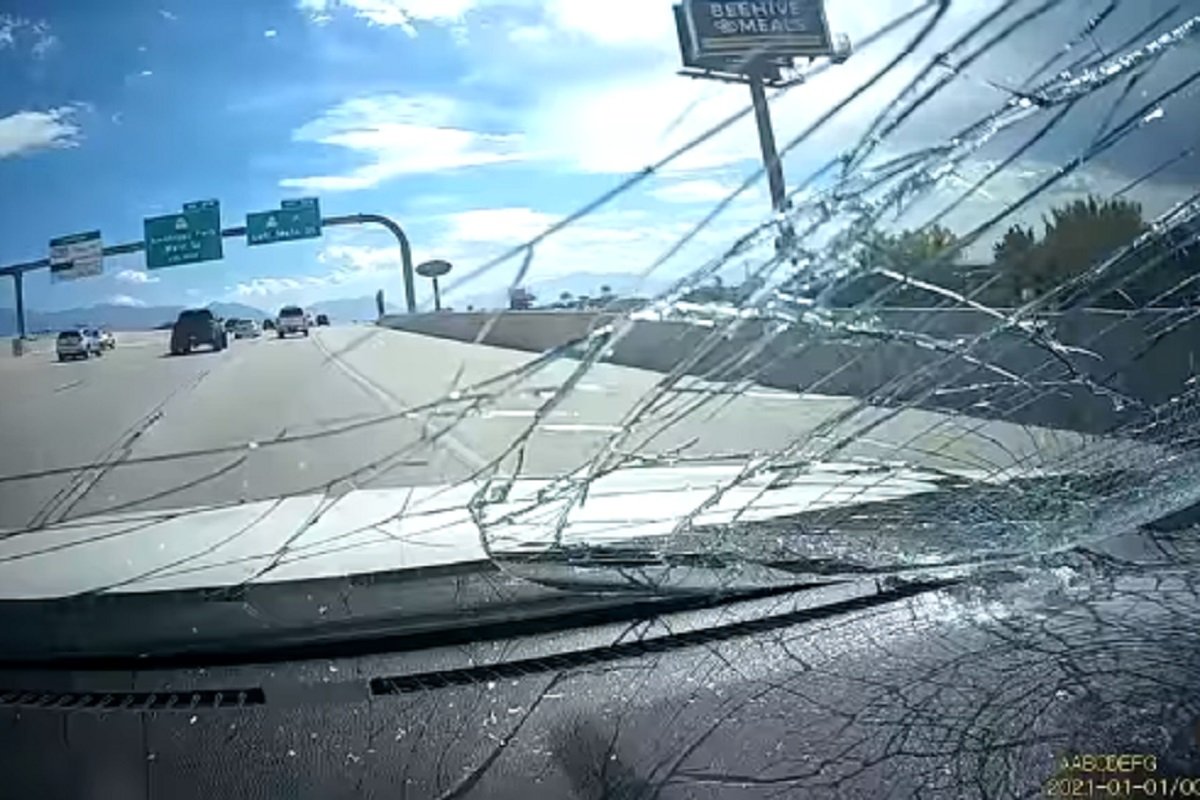 U toku vožnje šajbu mu razbila leteća stolica (VIDEO)