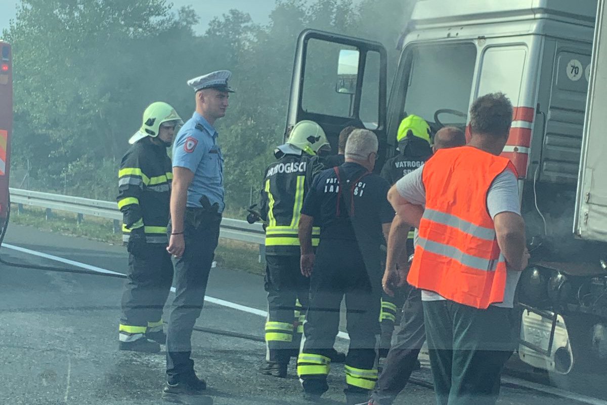 VATROGASCI NA LICU MJESTA Zapalio se kamion na auto-putu Banjaluka - Gradiška