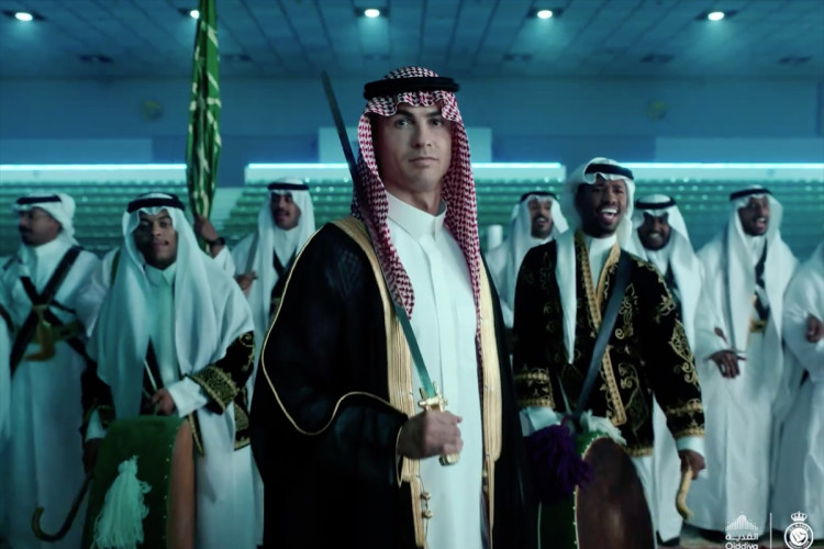 FUDBALER ZAPALIO MREŽE Kristiano Ronaldo zaplesao s mačem u tradicionalnoj arapskoj nošnji (VIDEO)