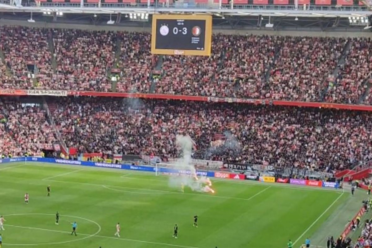 Haos na derbiju, navijači Ajaksa prekinuli meč na 0:3 (VIDEO)