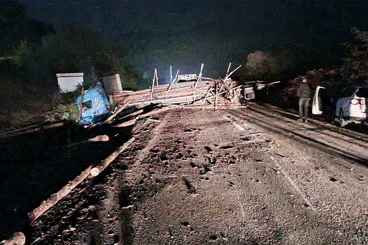 KOLONE VOZILA ČEKAJU Prevrnuo se šleper pun drva, blokiran saobraćaj