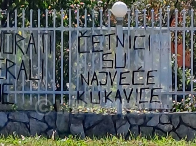 "ČETNICI SU NAJVEĆE KUKAVICE" Ispred Suda i Tužilaštva BiH transparenti sa uvredljivim porukama Srbima (FOTO)