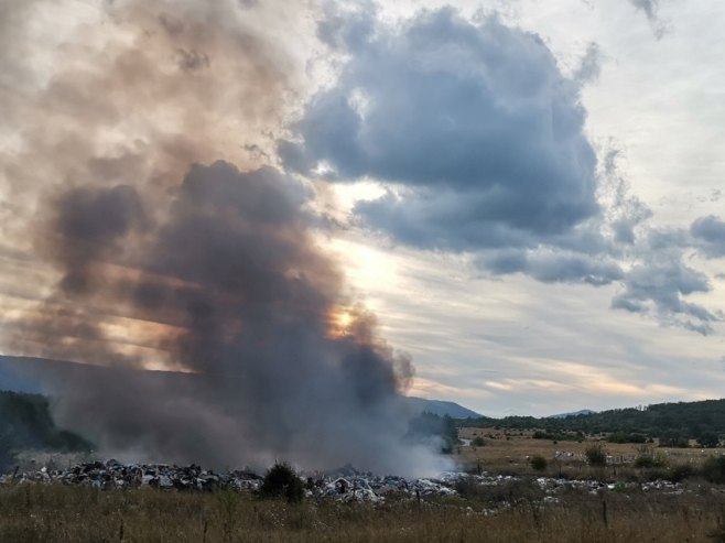 DRVARČANI SE GUŠE U SMRADU Gori deponija, crni dim kulja danima