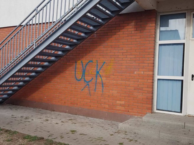 Grafiti koji veličaju OVK osvanuli na OŠ "Sveti Sava" u Kolokotu