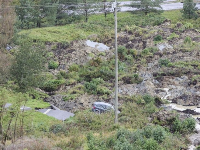 KLIZIŠTE KAKVO SE RIJETKO VIĐA Obrušio se dio auto-puta u Švedskoj, povrijeđene tri osobe (FOTO/VIDEO)